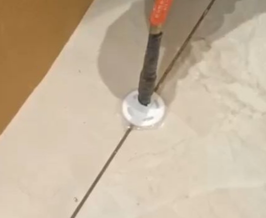 铜仁市瓷砖空鼓维修公司专业解答瓷砖在铺贴过程中，如果没有涂抹均匀到位的粘结材料（如水泥砂浆或瓷砖胶），可能会导致以下问题